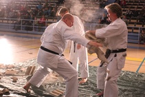 Näytöstilanteesa vaoidaan myös demonstroida harjoittelun tuoma teho.