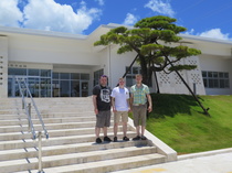 Seuran edustus Gasshukussa Tomi Karlsson, Saku Suominen ja Juha-Pekka Sura
