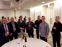 Suomen ryhmää juhlimassa.