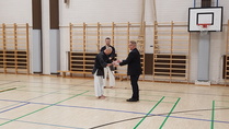 Forssa - Tammela Jundokan luovutti Sensei Marko Haatajalle, Japanissa valmistetun kuwan (kuokan) kiitokseksi Tammelan 10 vuotisen kobudotoiminnan tukemisesta. Kuwan luovutti juhalapuheen kera FT-Jundokain puheenjohtaja Ari Kujamäki.